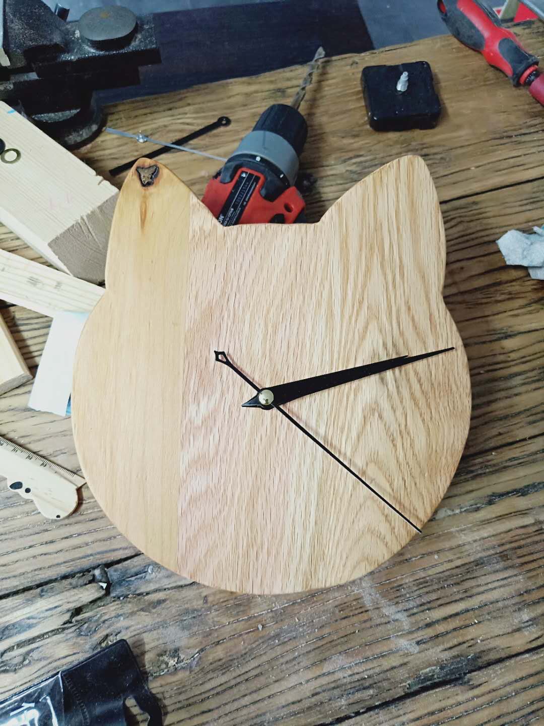 即兴用几块废木板拼接的一款挂钟