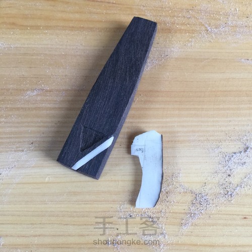 嵌入字母吊坠 第6步