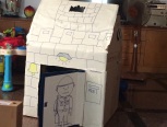 刚好有个结实的纸箱子，便做个房子（他叫城堡）给猴子玩