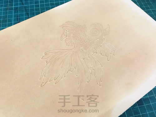 金鱼皮雕手拿包 第4步