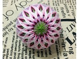 手鞠球（temari）是民间手工艺术的一种形式，起源于中国，日本手鞠源出自中国唐朝时的“蹴鞠”。盛唐时期，由日本派来的“谴唐使”带回日本，并自贵族运动普及至民间直至发扬光大。而后成为了一种日本传统玩具。尽管曾一度被人们遗忘，十分遗憾的是，在其源出国中国却早已失传。这来自中国的蹴鞠经过几个世纪的传承，被日本人越做越好，以至成为镇宅或是祈福的神物。但如今这种表面精致、刺绣复杂的线球又重新回归到我们的视线。日本92岁老奶奶从65岁开始制作手鞠已经做了五百多个
