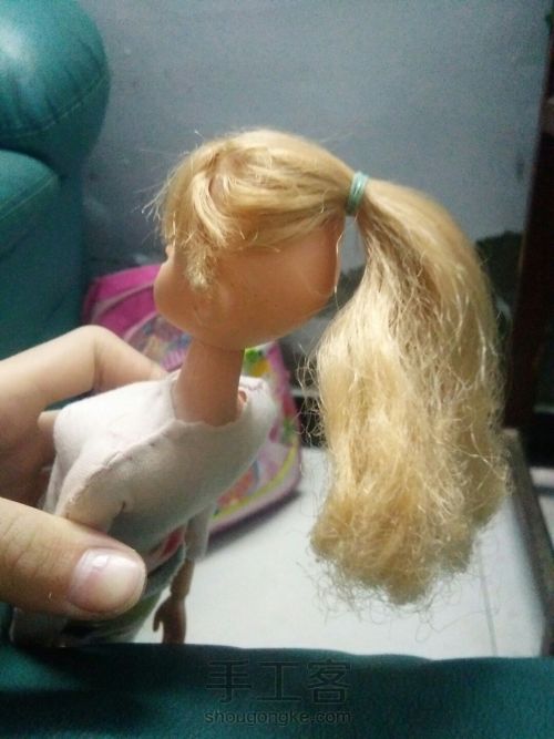 为你心爱的娃娃盘个头发。 第3步
