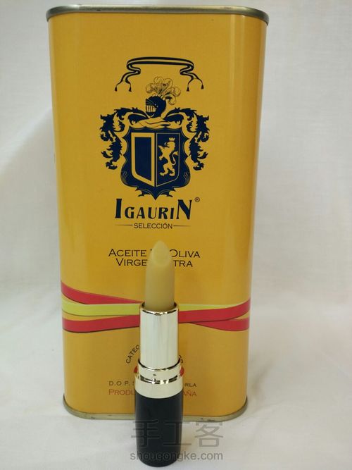 橄榄果滋润唇膏 第2步