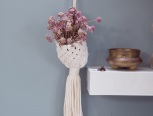 绳结小物件也极具趣味，随意编个小花兜，可以挂在墙上、车内等，放些干花、碎物，既美观又实用～