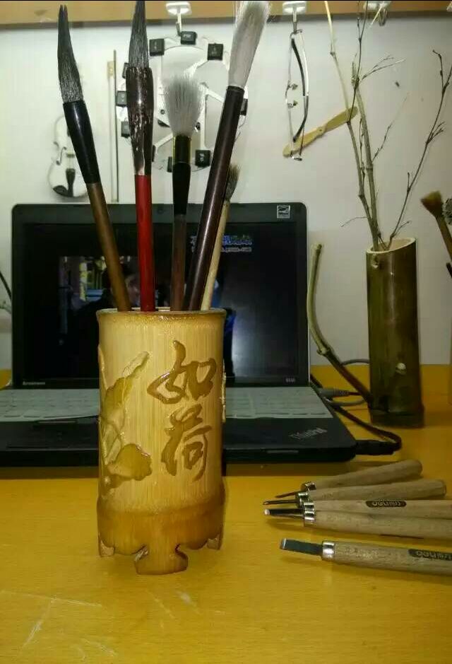 早期给女朋友雕了个笔筒，偶然翻到，来出来分享。果然新鲜竹子好下刀。