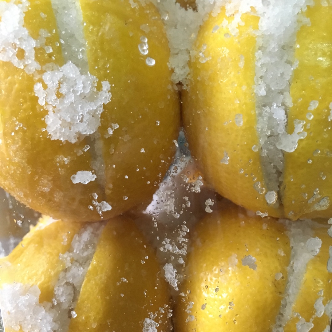 咸柠檬较为常见，众人熟悉的咸柠七，便是杰出代表。咸味柠檬秋冬季节服用可以护嗓润肺。虽然咸柠檬制作起来非常简单，但其功效却不容小视。只需食盐，柠檬，和干净的罐子，时间的沉淀即可幻化出一味良品。