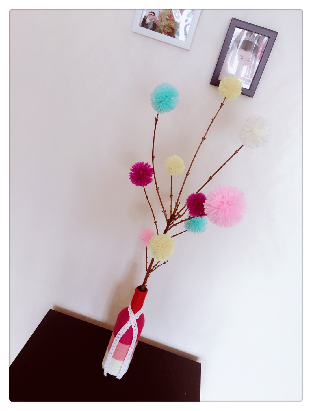 出去玩随意捡的枯枝，回来配上做的毛线球球，放到花瓶里是个不错的装饰哦。