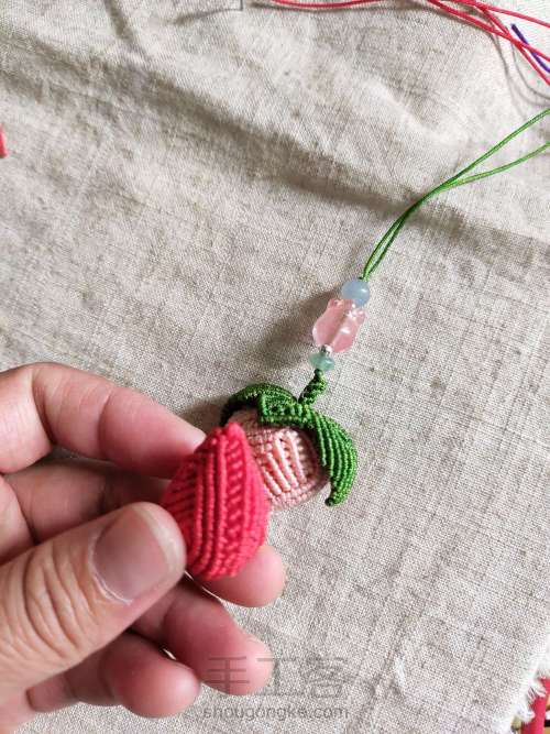 小挑子草莓挂件 第15步