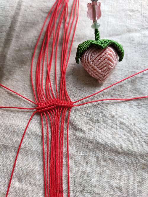 小挑子草莓挂件 第5步