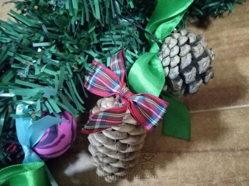 超简单的圣诞树装饰挂件——松果 第6步