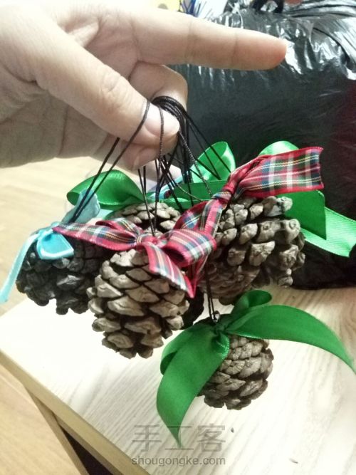超简单的圣诞树装饰挂件——松果 第9步