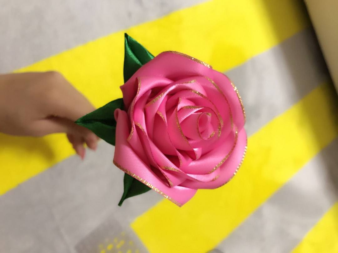 今天给大家分享  丝带玫瑰花
