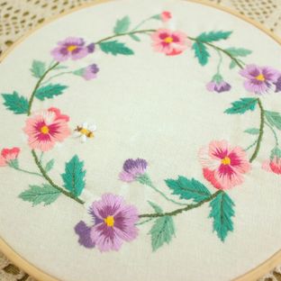 刺绣三色堇花环