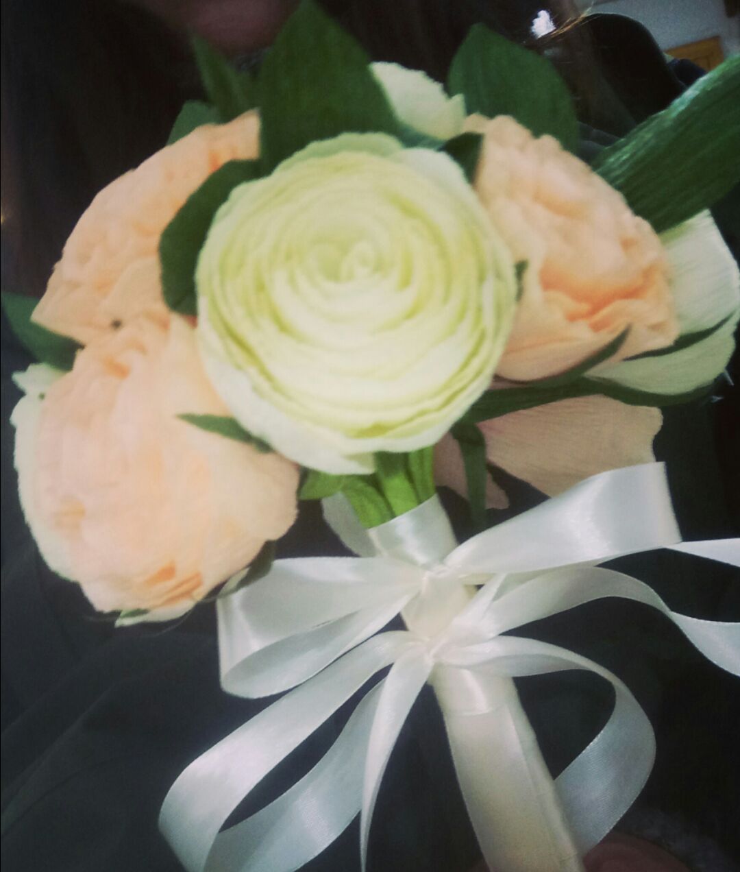 简易的皱纹纸花，很是漂亮，可做成新娘手捧花，适合手残党