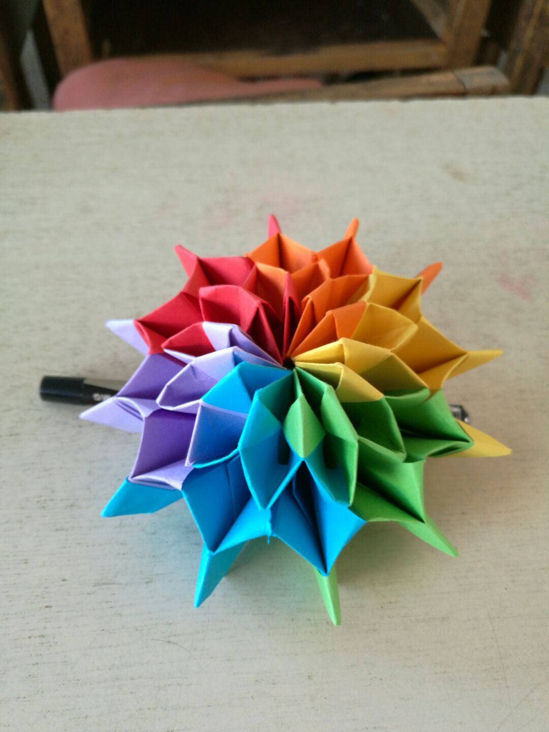 折纸烟花，我用彩虹的颜色——赤橙黄绿蓝紫，所以我喜欢叫它彩虹！它不但是一个精美的折纸作品，还是一个可以翻转的玩具！