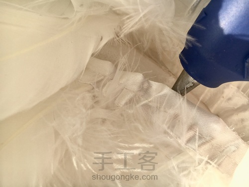 国外性冷淡装修中的羽毛吊灯 第3步