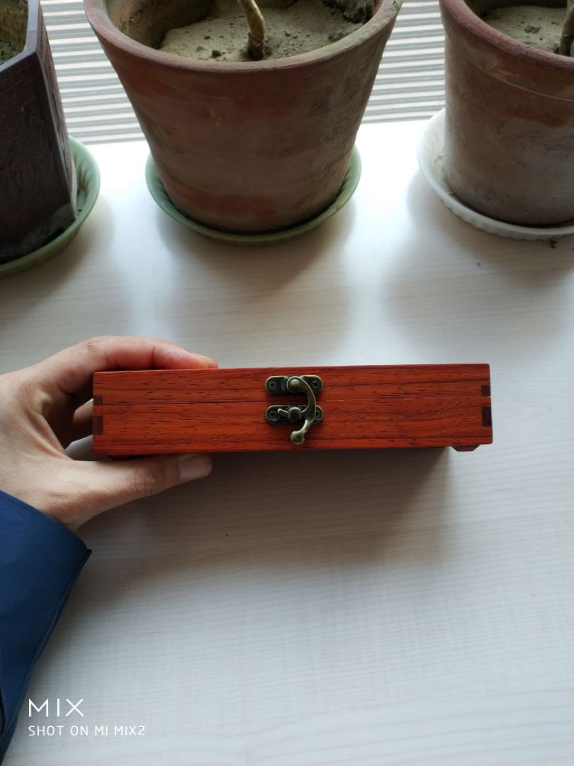 红花梨红木小盒，5mm厚木片若干。