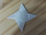 先拿一张纸，然后撕成正方形后对折再撕，就变成了两张长方形，然后再把长方形，再对折，注意着生平行四边形不能做成一样的，否则后面就没办法折了，平行四边形就只用把这个长方形的边这里着折起半个角来，然后对着三角形里面的这条边，折成闪电状，然后把两个闪电拼在一起，然后把三角形的尖插在那个三角形的洞里。