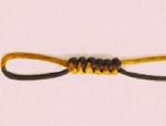 蛇结形如蛇身体，结体稍有弹性，可以左右摇摆，结式简单大方，常用于编项链、手链等，是一种常用的基本结。