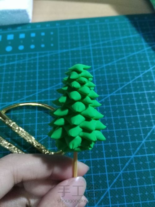 用轻粘土做一棵小圣诞树 第4步
