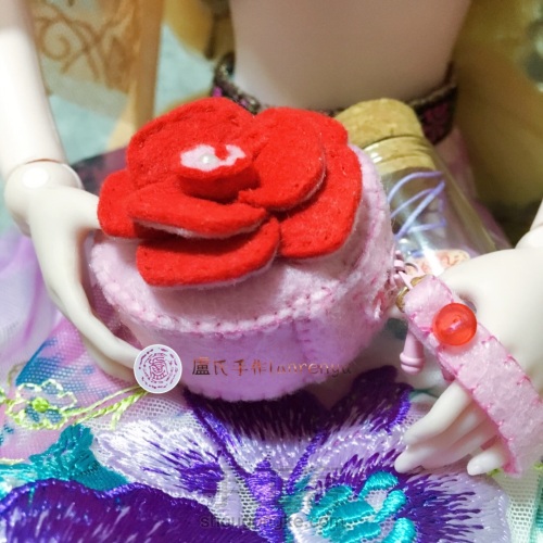 娃娃的迷你世界----不织布玫瑰花手拿包 第47步