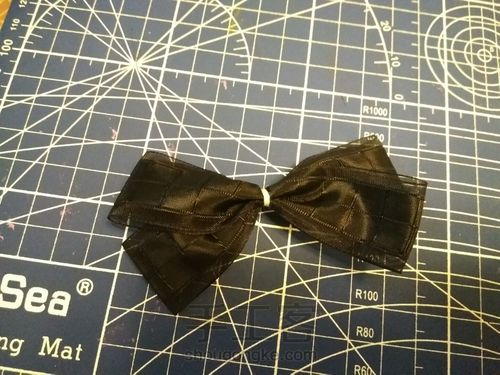 黑色简约风8厘米弹簧夹 第5步