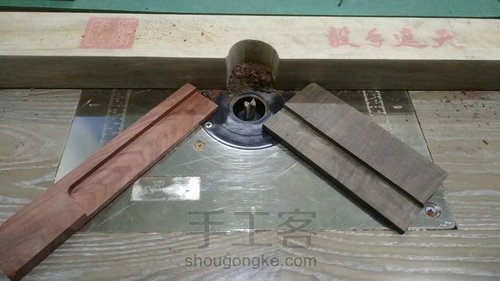 【木艺小物】 双拼色圆柄檀木梳 第4步