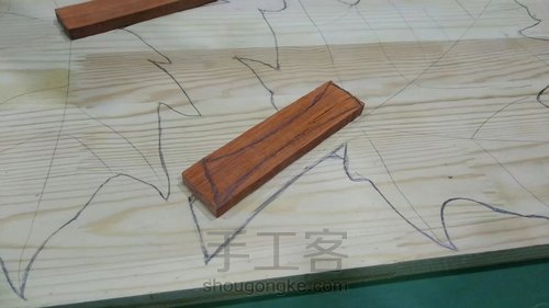 【木艺厨具】 树叶摆拍砧板制作 第3步