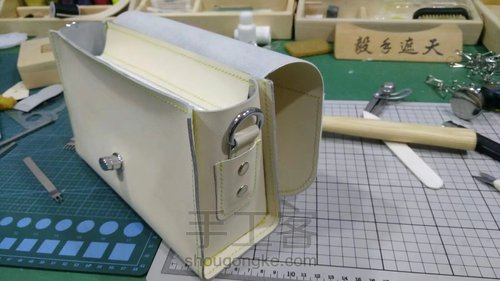 【手工皮艺】 十字纹简约斜挎包 第33步
