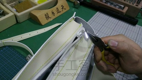 【手工皮艺】 十字纹简约斜挎包 第35步