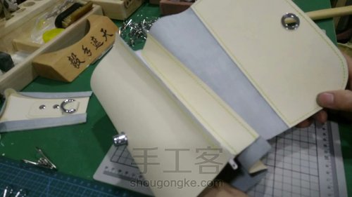【手工皮艺】 十字纹简约斜挎包 第30步