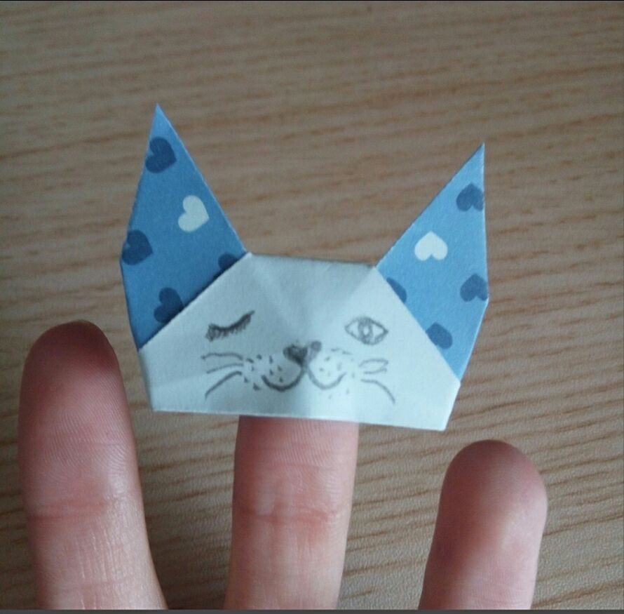今天，小编教大家折纸猫咪手偶！可以多制作几个拿来玩游戏，爸爸妈妈们也考虑下带着孩子一起来折折看吧！