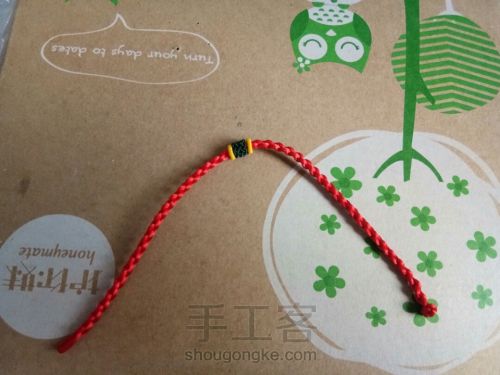 简单红绳手链编织 第5步