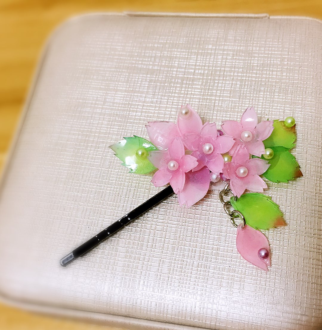 參考「夢裡不知」老師的櫻花手鍊，做了一個簡單的櫻花髮夾。