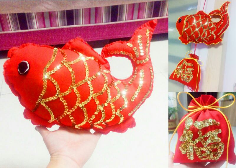 大红色的棉布看起来格外喜庆，趁着年底来个应景的制作:大红锦鲤挂件