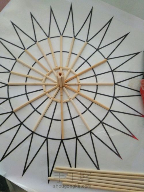一次性筷子创意作品：摩天轮 第2步
