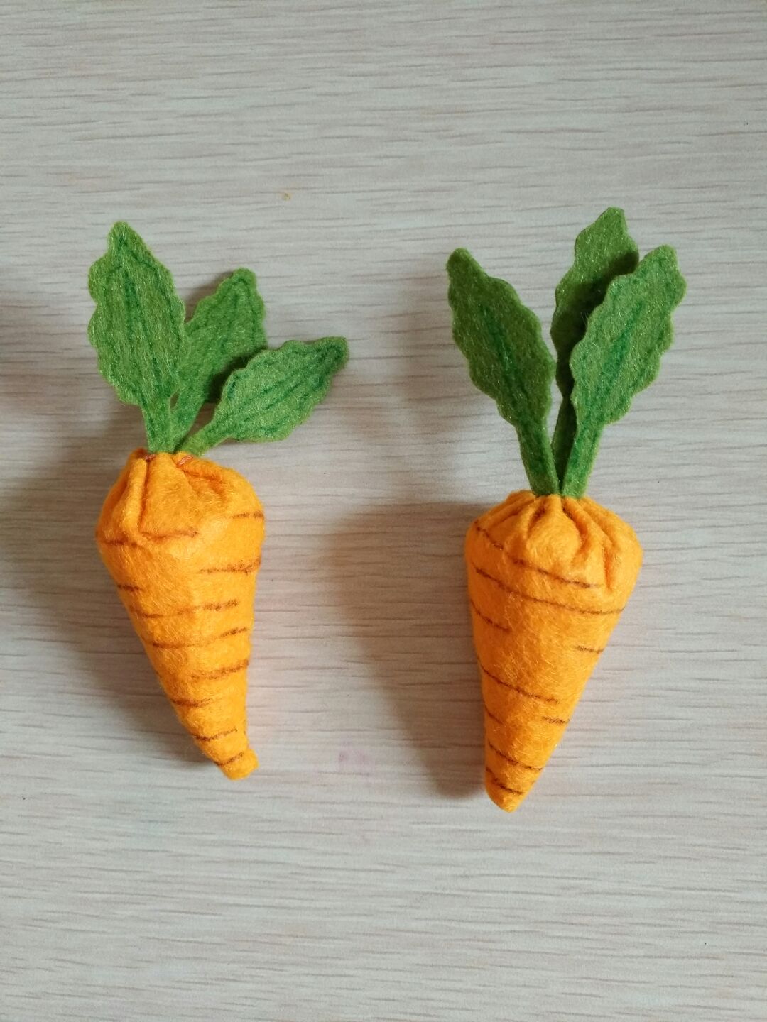 今天和好朋友用不织布做了两个胡萝卜😊