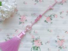 二回盘长结的应用，应用盘长结做一款适用范围非常广的小饰物，可以用做汉服的佩饰、挂坠，也可以用做旗袍压襟。