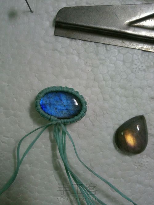 夜光扁蜡拉长猫猫吊坠 第7步