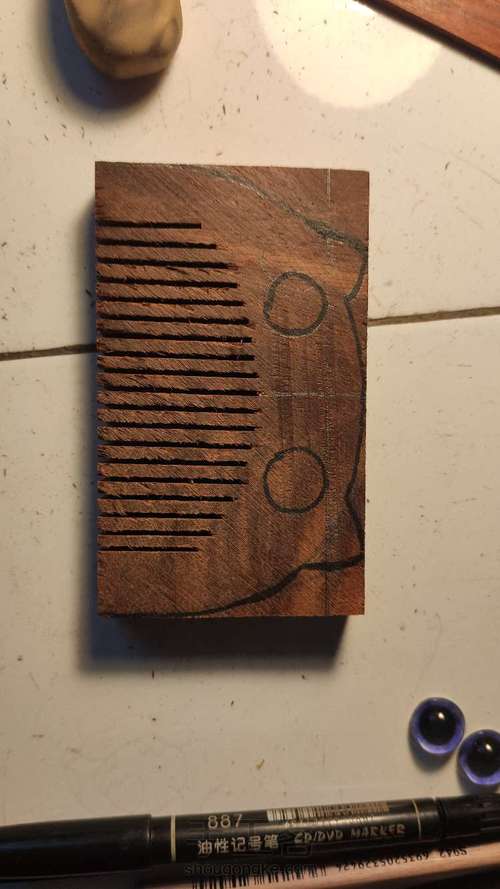 长眼睛的红檀木梳 第2步