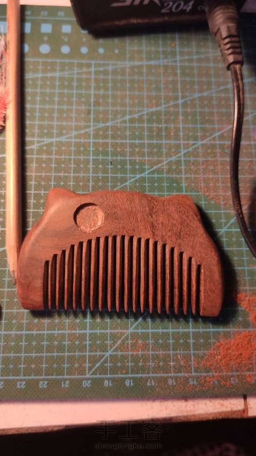 长眼睛的红檀木梳 第4步