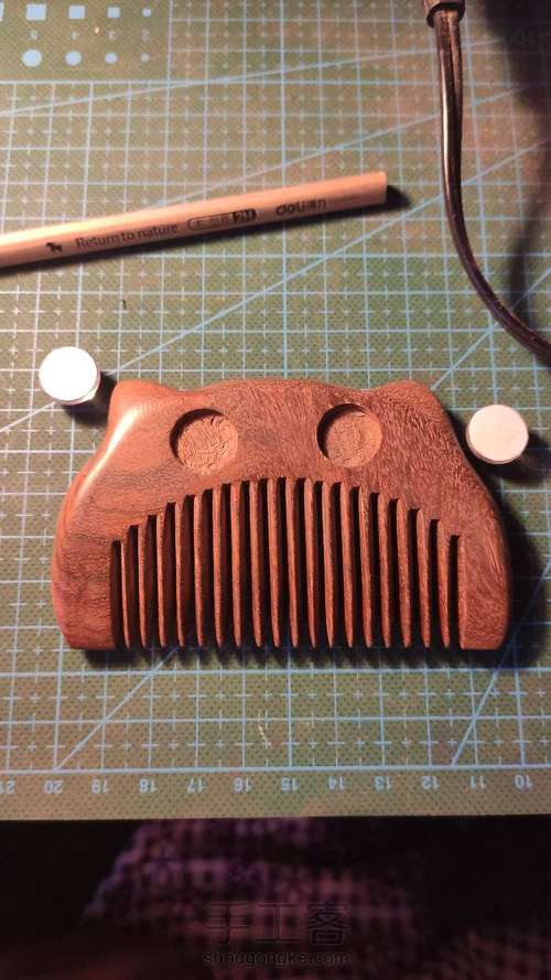 长眼睛的红檀木梳 第5步