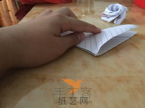 （转，来自纸艺网）情人节折纸（玫瑰） 第4步