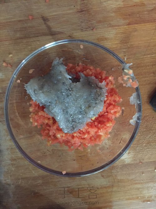 胡萝卜虾肉蛋卷的制作方法 第3步