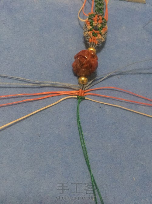 南红花朵手链 第5步