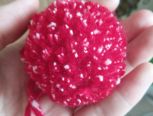 红色毛线球球，可以粘在发绳或者卡子上，也可以随便做装饰用的，随你们喜欢😊