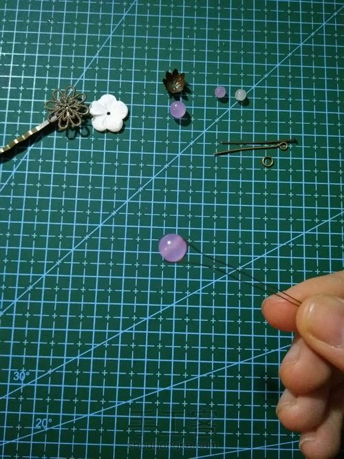 制作起来超级无敌简单的小发夹来啦！ 第3步