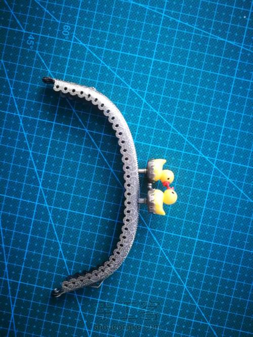 小黄鸭湿毡口金包 第1步