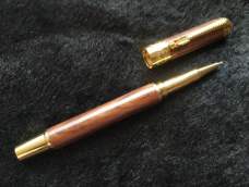 用一小块海南黄花梨做一只木头笔，中性笔钢笔两用。铜配件某宝买的。