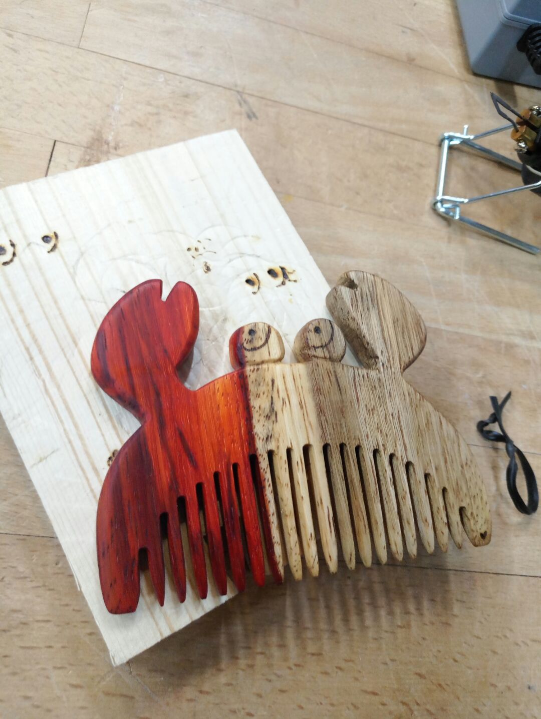用木头手工制作梳子